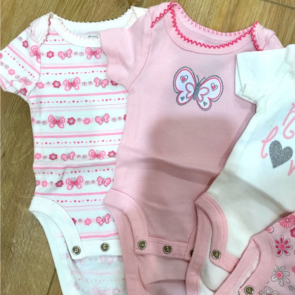 *****SOLD*****Newborn Onesies - Picture 3 of 4